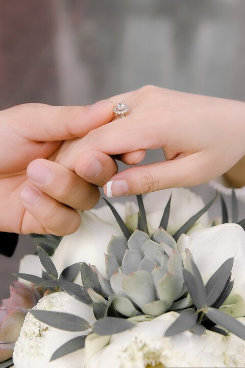 Nhẫn đính hôn đeo tay nào cho đúng? Những sai lầm về nhẫn đính hôn và nhẫn cưới